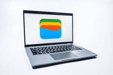 Prag, Çek Cumhuriyeti - 08 01 2025: Tek tip arka planda bir dizüstü bilgisayar Google Cüzdan logosunu gösterir. Google Cüzdanı dijital ödeme yöntemlerini depolamak ve kullanmak için bir platformdur.