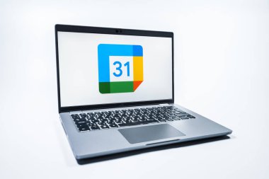 Prag, Çek Cumhuriyeti - 08 01 2025: Tek bir arkaplanda bir dizüstü bilgisayar Google Takvim logosunu gösterir. Google Takvimi olayları zamanlamak ve yönetmek için bir platformdur.