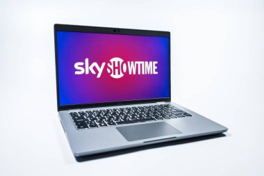 Prag, Çek Cumhuriyeti - 08 01 2025: Üniforma arka planda bir dizüstü bilgisayar SkyShowtime logosunu gösteriyor. SkyShowtime, sinema ve televizyon dizileri için bir yayın platformudur..