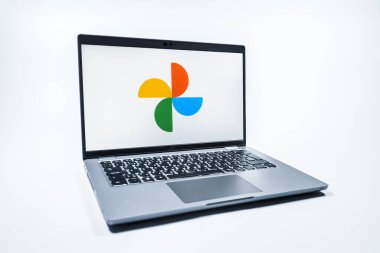Prag, Çek Cumhuriyeti - 08 01 2025: Tek tip arkaplanda bir dizüstü bilgisayar Google Photos logosunu gösterir. Google Fotoğrafları fotoğraf ve videoları saklamak ve düzenlemek için bir platformdur.