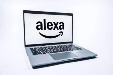 Prag, Çek Cumhuriyeti - 08 01 2025: Tek tip arkaplanda bir dizüstü bilgisayar Alexa logosunu gösteriyor. Alexa akıllı aygıtlar ve servisler için ses asistanıdır.