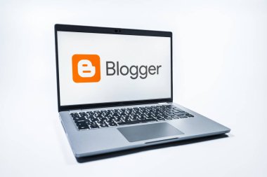 Prag, Çek Cumhuriyeti - 08 01 2025: Üniforma arka planda bir dizüstü bilgisayar Blogger logosunu gösterir. Blogger blog oluşturma ve yayınlama için bir platformdur.