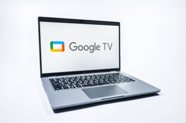 Prag, Çek Cumhuriyeti - 08 01 2025: Tek bir arkaplanda bir dizüstü bilgisayar Google TV logosunu gösterir. Google TV film, program ve uygulamalar için bir platformdur..