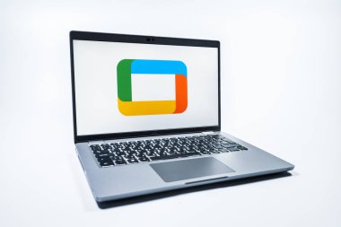 Prag, Çek Cumhuriyeti - 08 01 2025: Tek bir arkaplanda bir dizüstü bilgisayar Google TV logosunu gösterir. Google TV film, program ve uygulamalar için bir platformdur..