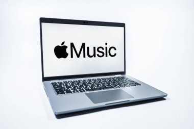 Prag, Çek Cumhuriyeti - 08 01 01 2025: Uniforma arka planda bir dizüstü bilgisayar Apple Music logosunu gösteriyor. Apple Music müzik için bir platformdur..
