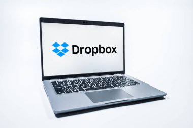 Prag, Çek Cumhuriyeti - 08 01 2025: Tek tip arka planda bir dizüstü bilgisayar Dropbox logosunu gösterir. Dropbox bulut depolama ve dosya paylaşımı için bir platformdur.