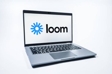 Prag, Çek Cumhuriyeti - 08 01 2025: Loom logosunu gösteren bir dizüstü bilgisayar. Loom video mesajlarını kaydetmek ve paylaşmak için bir platformdur.