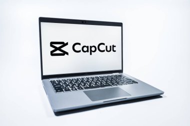 Prag, Çek Cumhuriyeti - 08 01 2025: Tek tip arka planda bir dizüstü bilgisayar CapCut logosunu gösterir. CapCut video düzenleme ve oluşturma için bir platformdur.