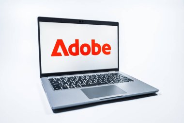 Prag, Çek Cumhuriyeti - 08 01 2025: Tek bir arkaplanda bir dizüstü bilgisayar Adobe logosunu gösterir. Adobe yaratıcı araçlar ve hizmetler sunan bir yazılım şirketidir..