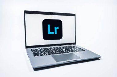 Prag, Çek Cumhuriyeti - 08 01 2025: Lightroom logosunu gösteren bir dizüstü bilgisayar. Lightroom fotoğraf düzenleme ve yönetim için bir yazılımdır..