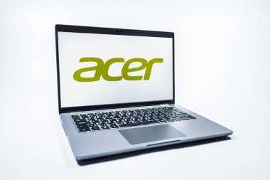 Prag, Çek Cumhuriyeti - 08 01 2025: Tek bir arkaplanda bir dizüstü bilgisayar Acer logosunu gösterir. Acer bilgisayar ve elektronik üreten bir teknoloji şirketidir..