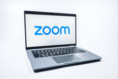 Prag, Çek Cumhuriyeti - 08 01 2025: Zoom logosunu gösteren bir dizüstü bilgisayar. Zoom video toplantıları ve çevrimiçi işbirliği için bir platform.