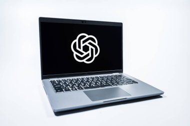 Prag, Çek Cumhuriyeti - 08 01 2025: Tek bir arkaplanda bir dizüstü bilgisayar OpenAI logosunu gösterir. OpenAI, yapay zeka modelleri ve uygulamaları geliştiren bir platformdur..