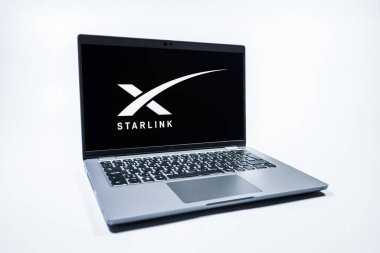 Prag, Çek Cumhuriyeti - 08 01 2025: Tek bir arkaplanda bir dizüstü bilgisayar Starlink logosunu gösterir. Starlink küresel bağlantı sağlayan bir uydu internet hizmetidir.