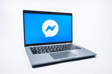 Prag, Çek Cumhuriyeti - 08 01 2025: Uniforma arka planda bir dizüstü bilgisayar Messenger logosunu gösterir. Haberci Facebook 'ta mesajlaşma ve sohbet için bir platformdur.