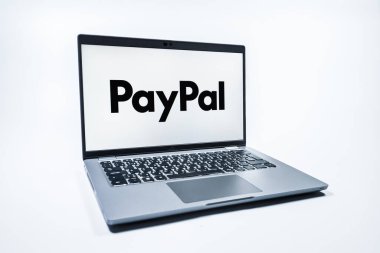 Prag, Çek Cumhuriyeti - 08 01 2025: Tek tip arka planda bir dizüstü bilgisayar PayPal logosunu gösterir. PayPal çevrimiçi ödemeler ve para transferleri için bir platformdur.