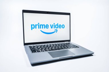 Prag, Çek Cumhuriyeti - 08 01 2025: Tek tip arka planda bir dizüstü bilgisayar Prime video logosunu gösterir. Asal video, filmler ve TV programları için bir yayın platformudur..