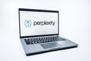 Prag, Çek Cumhuriyeti - 08 01 2025: Tek tip arka planda bir dizüstü bilgisayar Perplexity logosunu gösterir. Karışıklık yapay zeka destekli bir arama ve soru cevaplama platformudur.