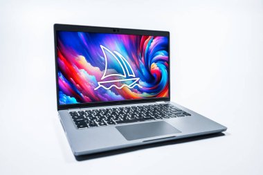 Prag, Çek Cumhuriyeti - 08 01 2025: Üniforma arka planda bir dizüstü bilgisayar Midtrip logosunu gösterir. Midtrip yapay zeka ürünü resimler ve sanat için bir platformdur..