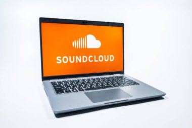 Prag, Çek Cumhuriyeti - 08 01 2025: Arka planda bulunan bir dizüstü bilgisayarda SoundCloud logosu görülüyor. SoundCloud müzik paylaşımı ve yayını için bir platformdur..