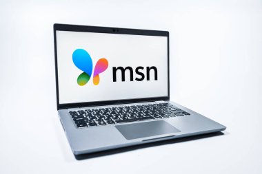 Prag, Çek Cumhuriyeti - 08 01 2025: MSN logosunu gösteren bir dizüstü bilgisayar. MSN haber, e-posta ve çevrimiçi hizmetler için bir platformdur.