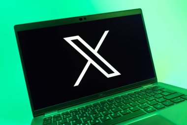 Prag, Çek Cumhuriyeti - 08 01 2025: X logosunu gösteren dizüstü bilgisayarın yakın görüntüsü. X, kısa gönderileri ve güncellemeleri paylaşmak için bir platformdur.