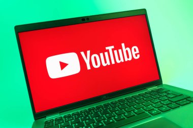 Prag, Çek Cumhuriyeti - 08 01 2025: Youtube logosunu gösteren bir dizüstü bilgisayarın yakından görüntüsü. Youtube dünya çapında videoları izlemek ve paylaşmak için bir platform.