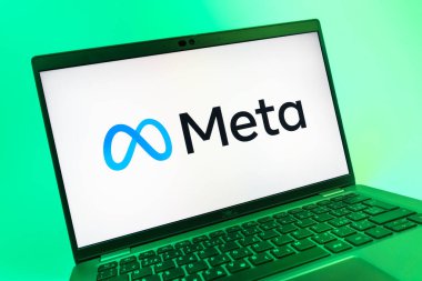Prag, Çek Cumhuriyeti - 08 01 2025: Meta logosunu gösteren dizüstü bilgisayarın yakın görüntüsü. Meta, Facebook ve Instagram gibi sosyal platformlar sunan bir şirket..