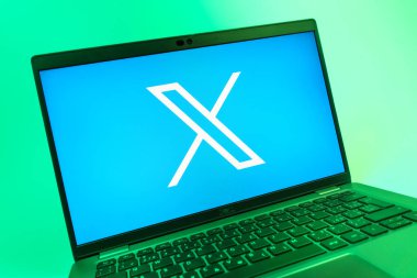 Prag, Çek Cumhuriyeti - 08 01 2025: X logosunu gösteren dizüstü bilgisayarın yakın görüntüsü. X, kısa gönderileri ve güncellemeleri paylaşmak için bir platformdur.