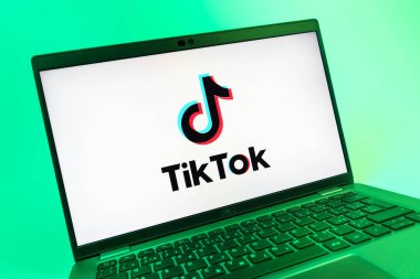 Prag, Çek Cumhuriyeti - 08 01 2025: TikTok logosunu gösteren dizüstü bilgisayarın yakın görüntüsü. TikTok kısa, yaratıcı ve viral video platformu.