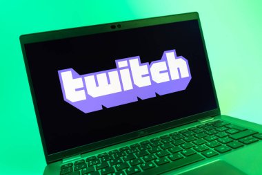 Prag, Çek Cumhuriyeti - 08 01 2025: Twitch logosunu gösteren dizüstü bilgisayarın yakın görüntüsü. Twitch canlı yayın oyunları ve içeriği için bir platformdur.