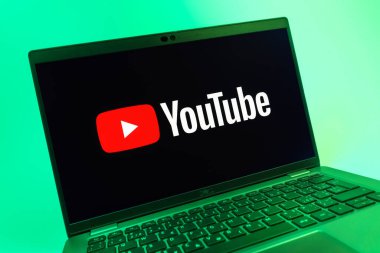 Prag, Çek Cumhuriyeti - 08 01 2025: Youtube logosunu gösteren bir dizüstü bilgisayarın yakından görüntüsü. Youtube dünya çapında videoları izlemek ve paylaşmak için bir platform.