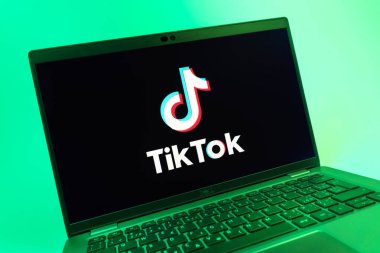 Prag, Çek Cumhuriyeti - 08 01 2025: TikTok logosunu gösteren dizüstü bilgisayarın yakın görüntüsü. TikTok kısa, yaratıcı ve viral video platformu.