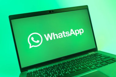 Prag, Çek Cumhuriyeti - 08 01 2025: WhatsApp logosunu gösteren dizüstü bilgisayarın yakın görüntüsü. WhatsApp mesaj, çağrı ve medya göndermek için bir uygulamadır.