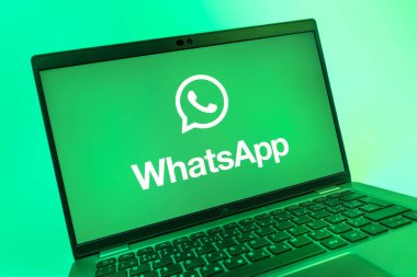 Prag, Çek Cumhuriyeti - 08 01 2025: WhatsApp logosunu gösteren dizüstü bilgisayarın yakın görüntüsü. WhatsApp mesaj, çağrı ve medya göndermek için bir uygulamadır.