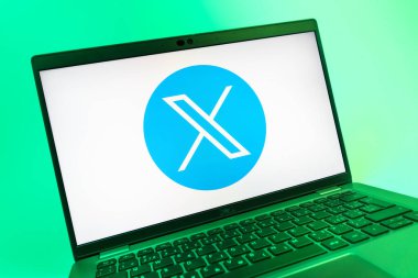 Prag, Çek Cumhuriyeti - 08 01 2025: X logosunu gösteren dizüstü bilgisayarın yakın görüntüsü. X, kısa gönderileri ve güncellemeleri paylaşmak için bir platformdur.