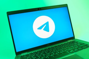 Prag, Çek Cumhuriyeti - 08 01 2025: Telegram logosunu gösteren dizüstü bilgisayarın yakın görüntüsü. Telgraf hızlı ve güvenli iletiler için bir uygulamadır.