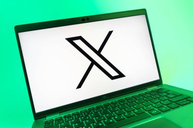 Prag, Çek Cumhuriyeti - 08 01 2025: X logosunu gösteren dizüstü bilgisayarın yakın görüntüsü. X, kısa gönderileri ve güncellemeleri paylaşmak için bir platformdur.