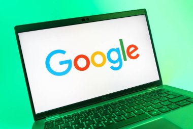 Prag, Çek Cumhuriyeti - 08 01 2025: Google logosunu gösteren dizüstü bilgisayarın yakın görüntüsü. Google bilgi için bir arama motoru ve teknoloji platformudur.