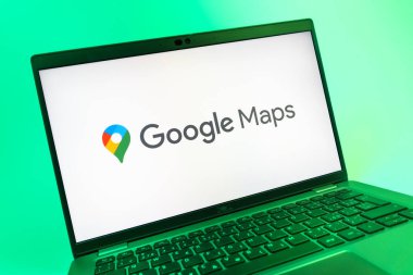 Prag, Çek Cumhuriyeti - 08 01 2025: Google Maps logosunu gösteren dizüstü bilgisayarın yakın görüntüsü. Google Maps haritalar, navigasyon ve konum hizmetleri için bir platformdur.