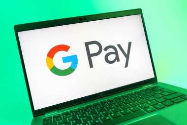 Prag, Çek Cumhuriyeti - 08 01 2025: Google Pay logosunu gösteren dizüstü bilgisayarın yakın görüntüsü. Google Pay kolay ve güvenli dijital ödemeler için bir platformdur.