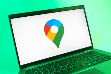 Prag, Çek Cumhuriyeti - 08 01 2025: Google Maps logosunu gösteren dizüstü bilgisayarın yakın görüntüsü. Google Maps haritalar, navigasyon ve konum hizmetleri için bir platformdur.