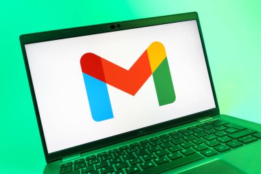 Prag, Çek Cumhuriyeti - 08 01 2025: Google Gmail logosunu gösteren dizüstü bilgisayarın yakın görüntüsü. Google Gmail, mesaj göndermek ve almak için kullanılan bir e-posta servisidir..