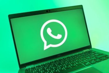 Prag, Çek Cumhuriyeti - 08 01 2025: WhatsApp logosunu gösteren dizüstü bilgisayarın yakın görüntüsü. WhatsApp mesaj, çağrı ve medya göndermek için bir uygulamadır.