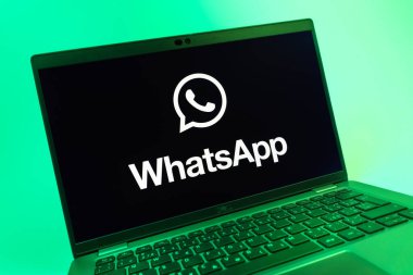 Prag, Çek Cumhuriyeti - 08 01 2025: WhatsApp logosunu gösteren dizüstü bilgisayarın yakın görüntüsü. WhatsApp mesaj, çağrı ve medya göndermek için bir uygulamadır.