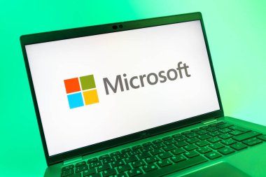 Prag, Çek Cumhuriyeti - 08 01 2025: Microsoft logosunu gösteren dizüstü bilgisayarın yakın görüntüsü. Microsoft yazılım, donanım ve hizmet sunan bir teknoloji şirketidir..