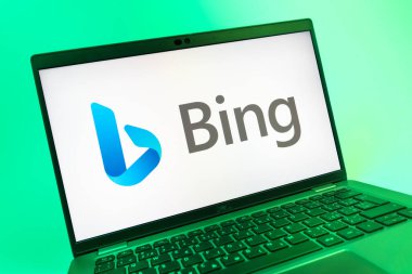 Prag, Çek Cumhuriyeti - 08 01 2025: Bing logosunu gösteren dizüstü bilgisayarın yakın görüntüsü. Bing çevrimiçi bilgi bulmak için bir arama motorudur.