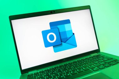 Prag, Çek Cumhuriyeti - 08 01 2025: Outlook logosunu gösteren dizüstü bilgisayarın yakın görüntüsü. Outlook iletileri göndermek ve yönetmek için bir e- posta platformudur.