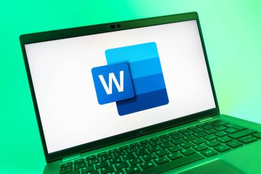 Prag, Çek Cumhuriyeti - 08 01 2025: Word logosunu gösteren dizüstü bilgisayarın yakın görüntüsü. Word belge yaratmak ve düzenlemek için bir yazılımdır..