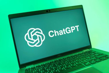 Prag, Çek Cumhuriyeti - 08 01 2025: ChatGPT logosunu gösteren dizüstü bilgisayarın yakın görüntüsü. ChatGPT metin üretmek ve soruları cevaplamak için bir yapay zeka sohbet robotudur..